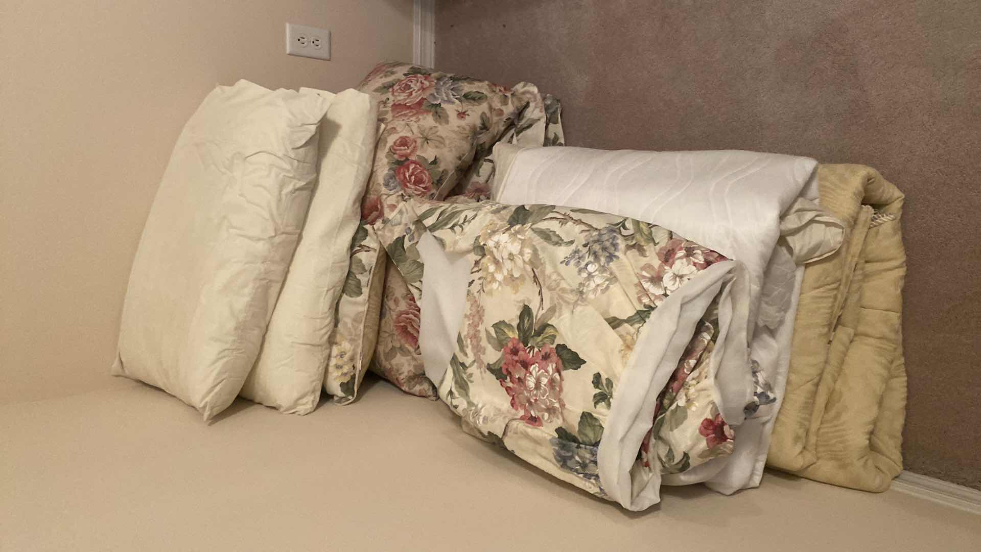 Photo 1 of QUEEN SIZE REVERSIBLE COMFORTER SET WITH SHEETS