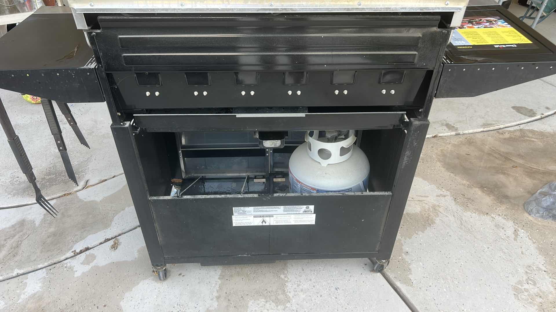 Photo 1 of CHAR-BROIL PERFORMANCE SERIES STAINLESS STEEL 6-BURNER LIQUID PROPANE GAS GRILL WITH 1 LIDDED SIDE BURNER. $500