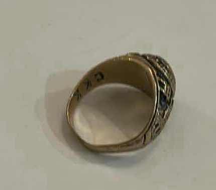 Photo 1 of 10K GOLD CLASS RING - SOUTHERN ILLINOIS UNIVERSITY 1975 (ESTIMATED SIZE 7.5)