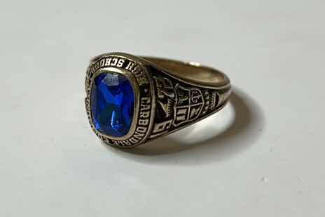 Photo 1 of 10K GOLD CLASS RING ESTIMATED SIZE 8.5