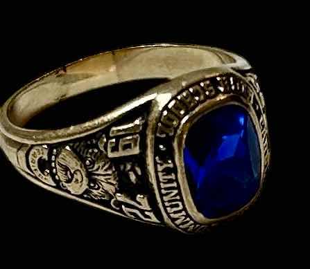 Photo 1 of 10K GOLD CLASS RING ESTIMATED SIZE 8.5