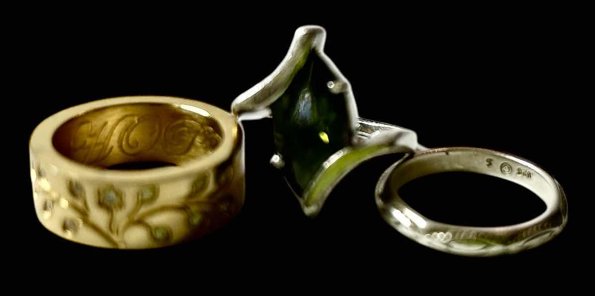 Photo 1 of 3 STERLING SILVER WOMENS RINGS ESTIMATED SIZE 7.5