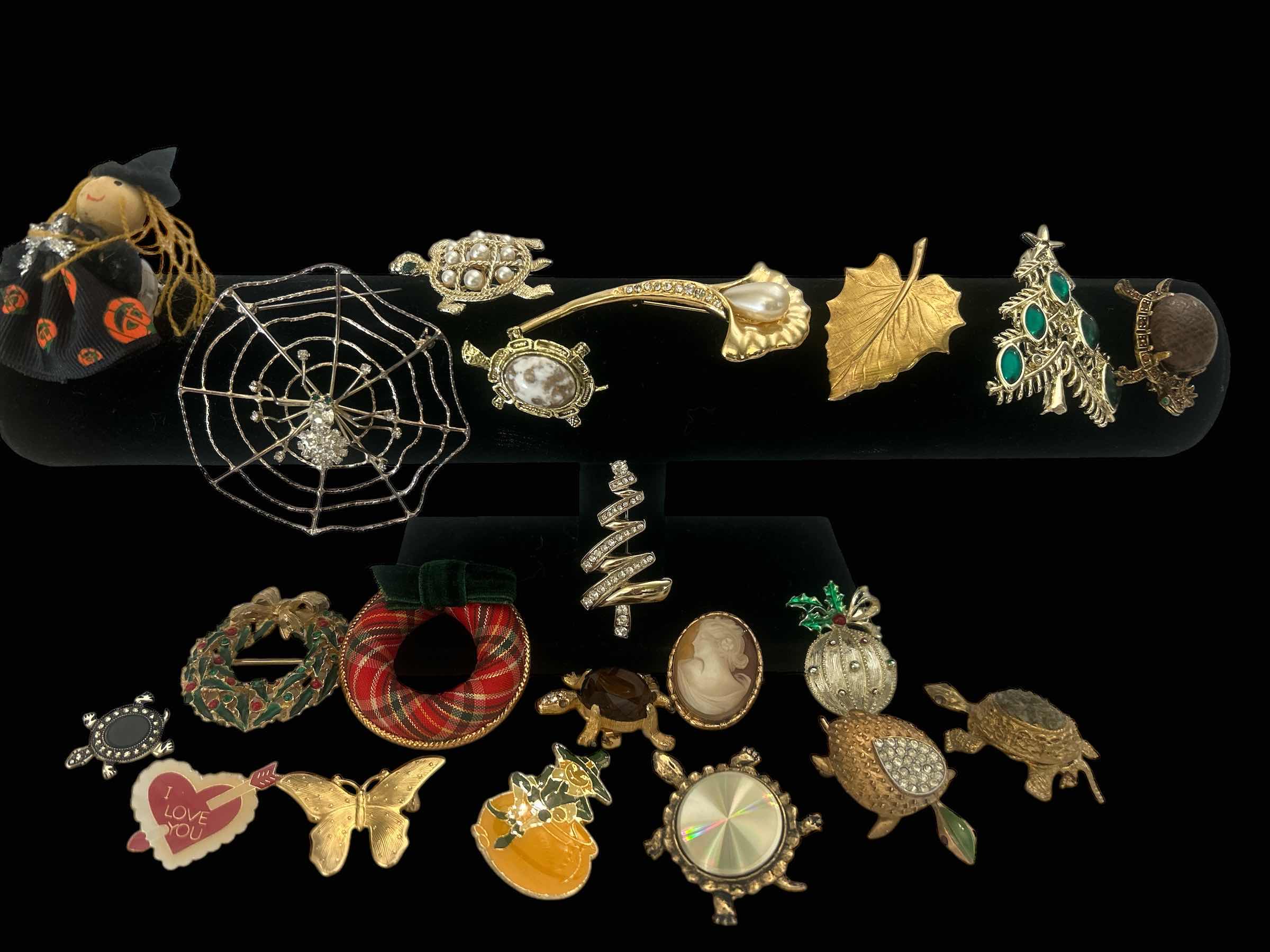 Photo 1 of 20 WOMENS BROOCHES / PINS