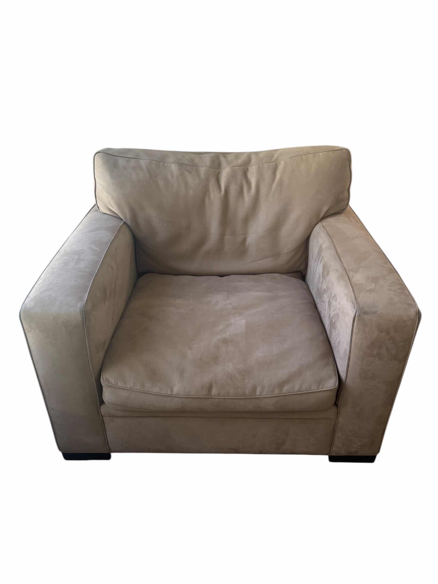 Photo 1 of 250
SUADE KASHEW ARMCHAIR, LIVING ROOM

40.5” X 42.5” X H32”