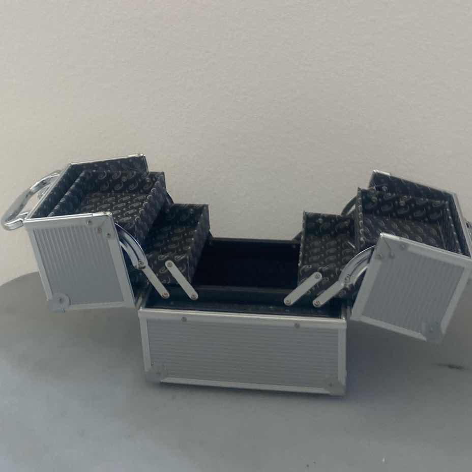 Photo 1 of CONAIR FOOT BATH & JEWELRY/MAKEUP EXPANDABLE BOX