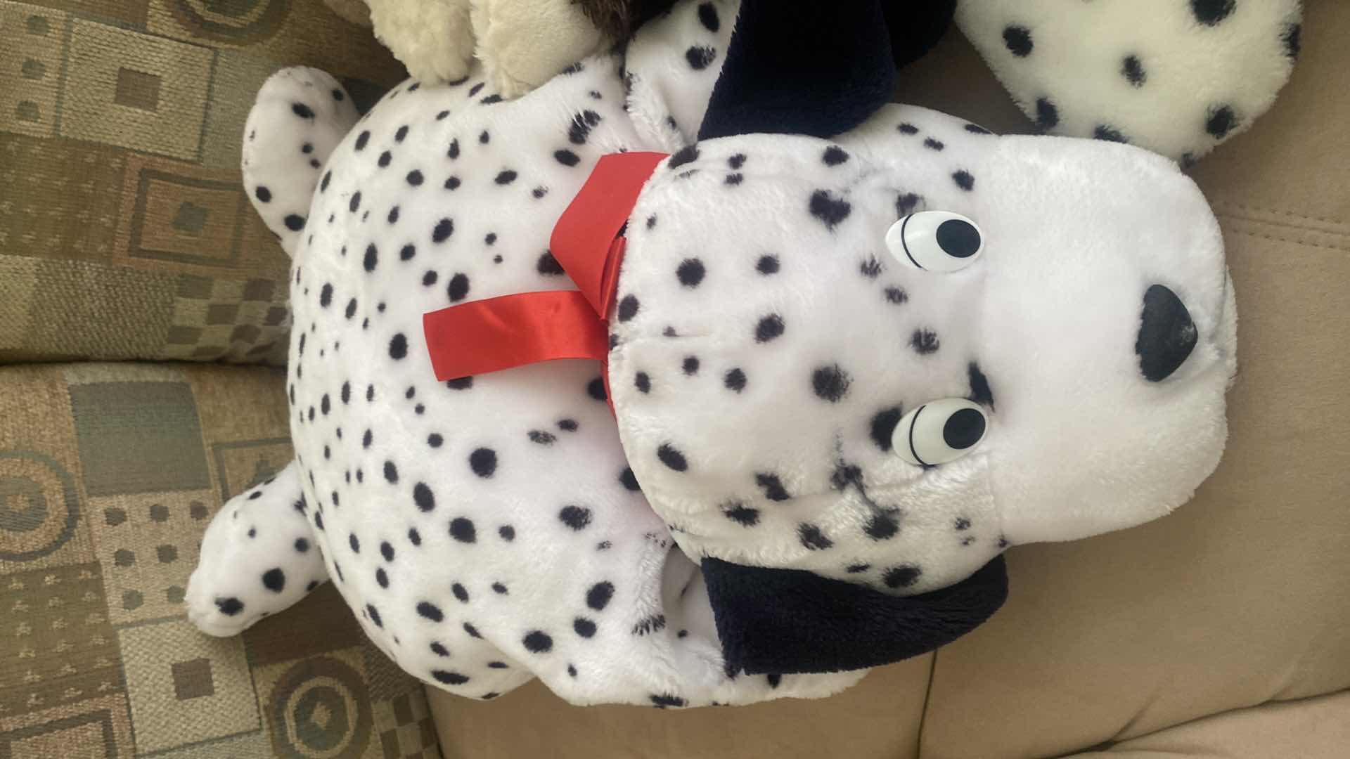 Photo 2 of 5 - STUFFED ANIMALS