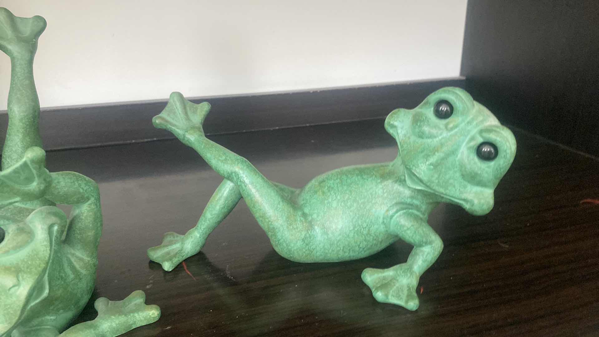 Photo 1 of 2 - FROGS RUSS HOME HEAVY CAST RESIN LARGEST 10“ x 5 1/2“