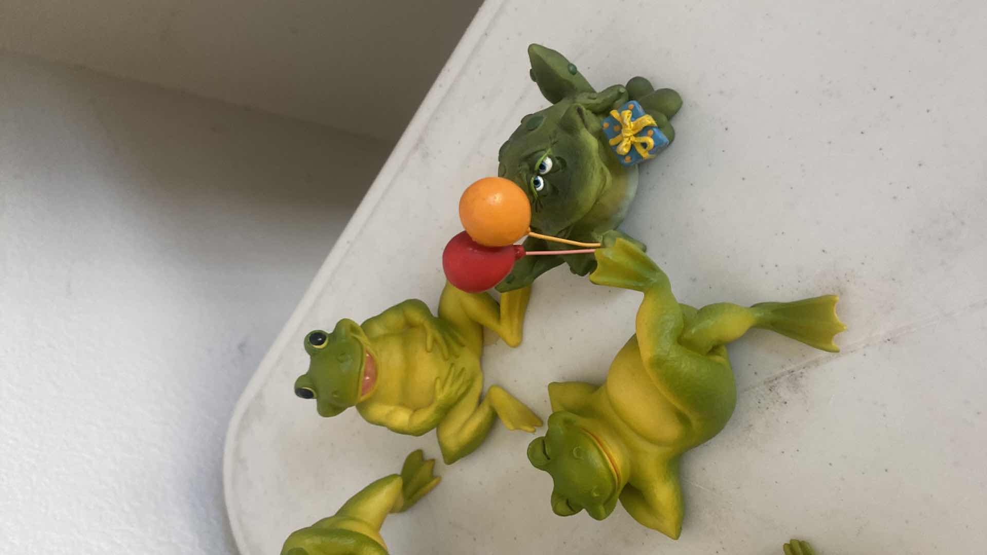 Photo 2 of 8 MINIATURE HEAVY RESIN FROGS LARGEST 3 1/2“ x 1 1/2“