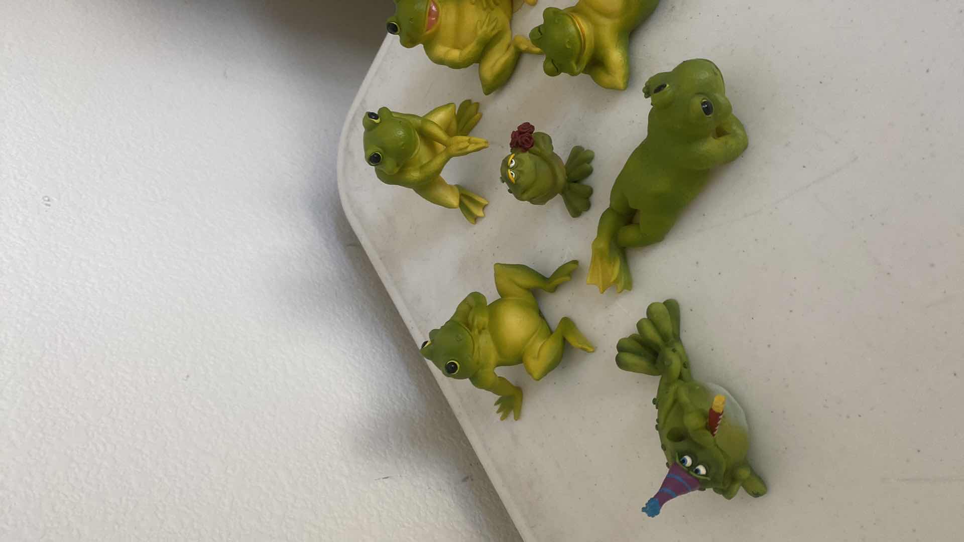 Photo 4 of 8 MINIATURE HEAVY RESIN FROGS LARGEST 3 1/2“ x 1 1/2“