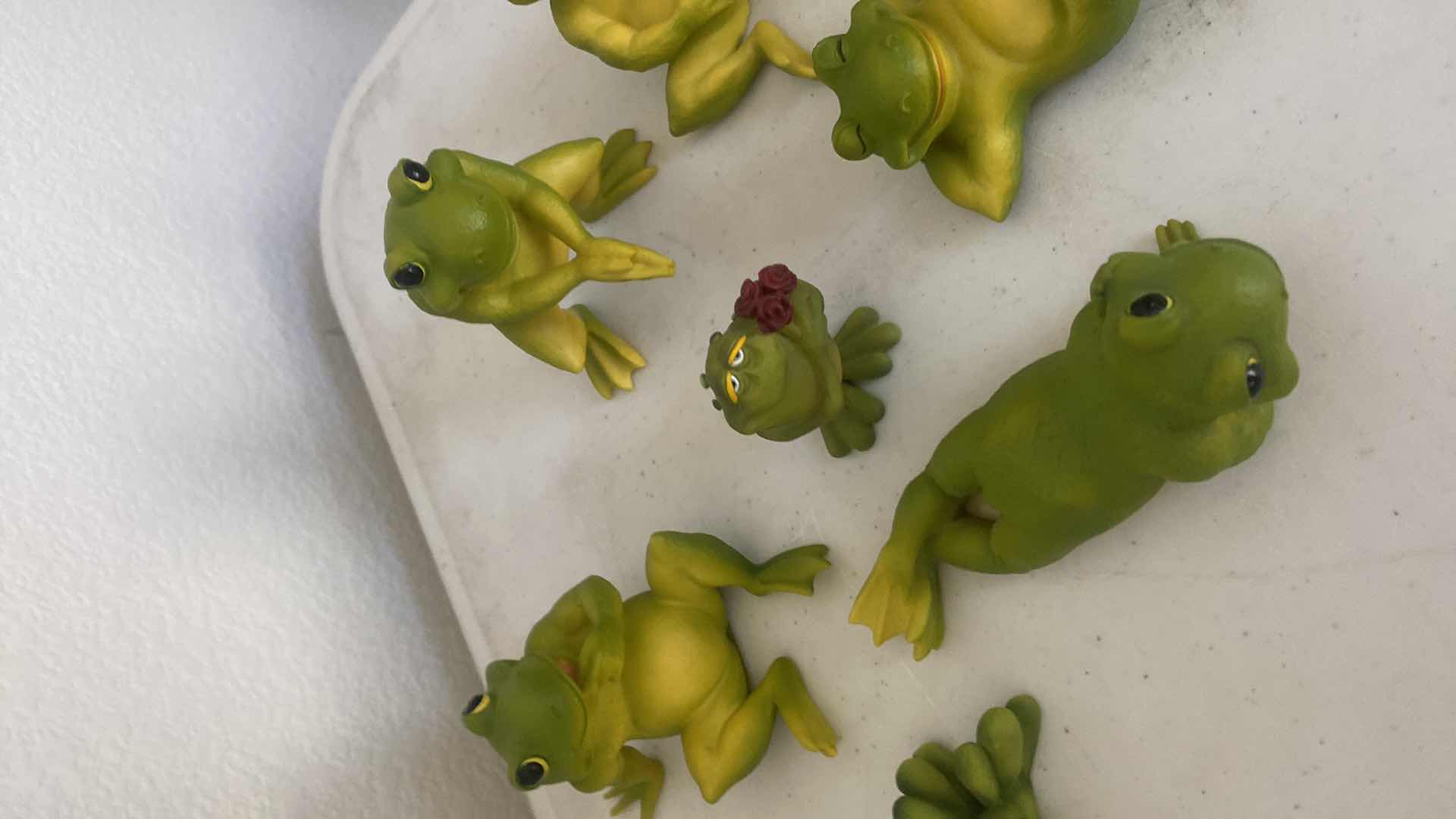 Photo 1 of 8 MINIATURE HEAVY RESIN FROGS LARGEST 3 1/2“ x 1 1/2“