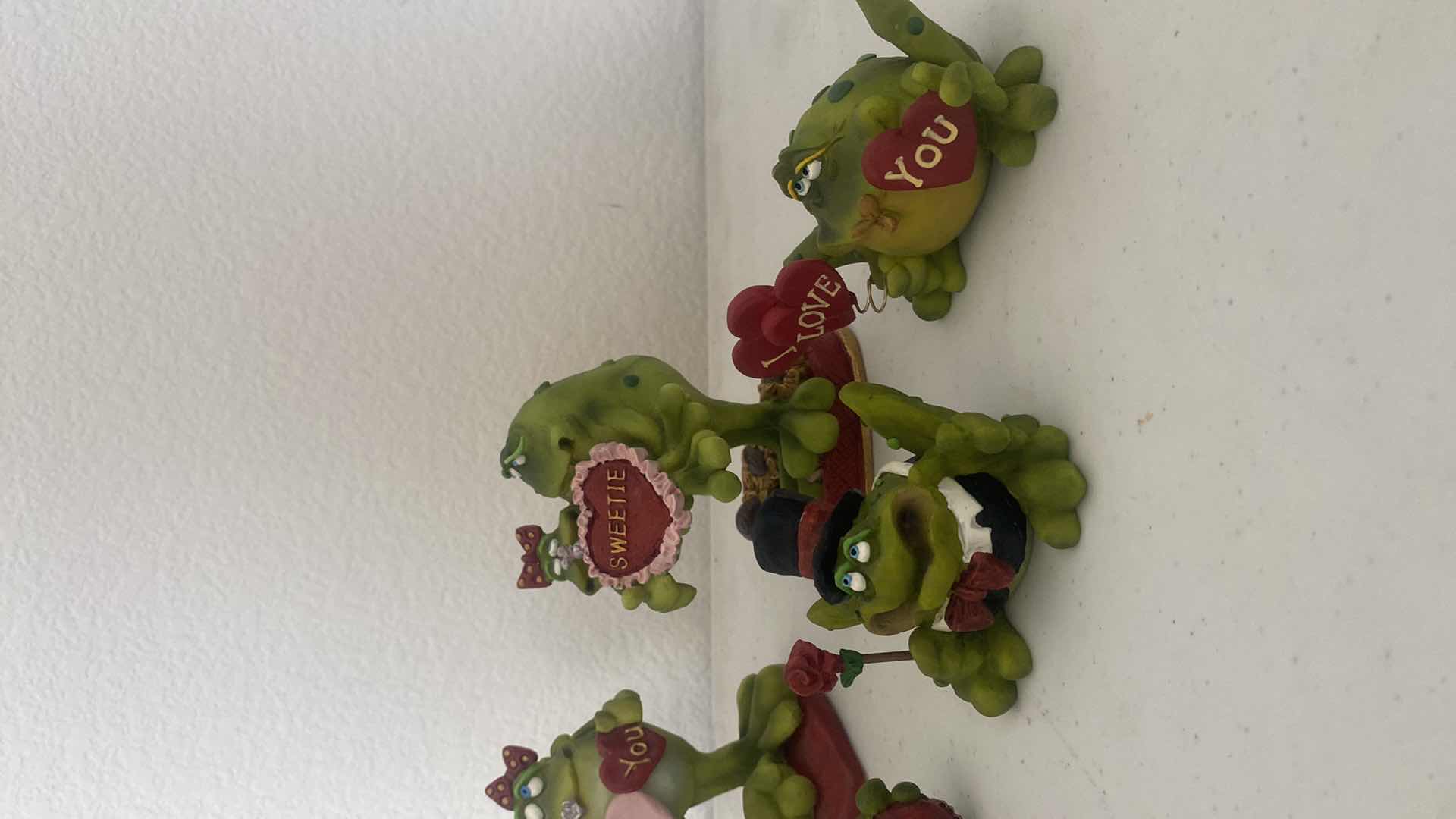 Photo 1 of 6 - HEAVY RESIN FROGS LARGEST H4”