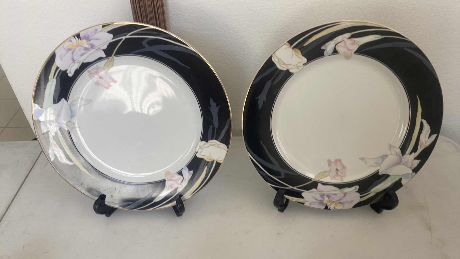 Photo 3 of 19 - PIECES MIKASA CARISMA CHINA MADE IN JAPAN - 2 12” PLATTERS 4 DINNER, SALAD, TEA CUPS W/ SAUCERS & 1 CREAMER
