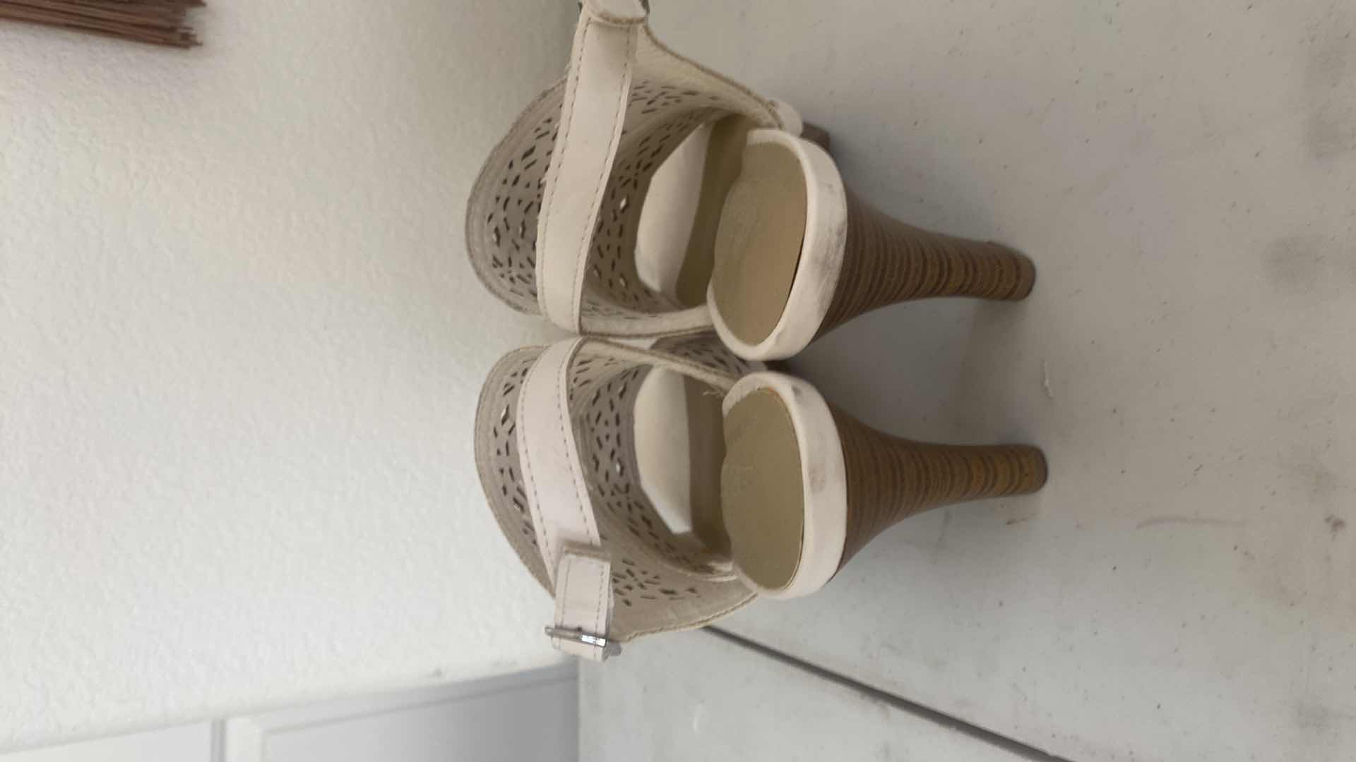 Photo 1 of 3 - WOMENS OPEN TOE SANDALS SIZE 7 1/2