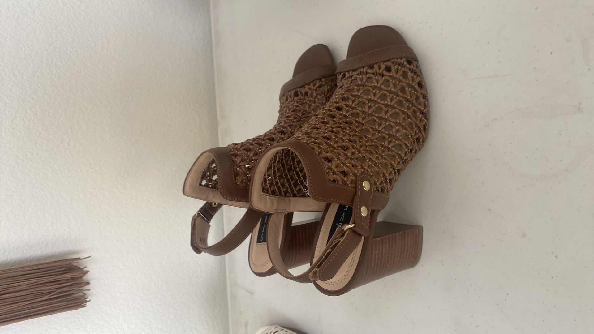 Photo 1 of 3 - WOMENS OPEN TOE SANDALS SIZE 7 1/2