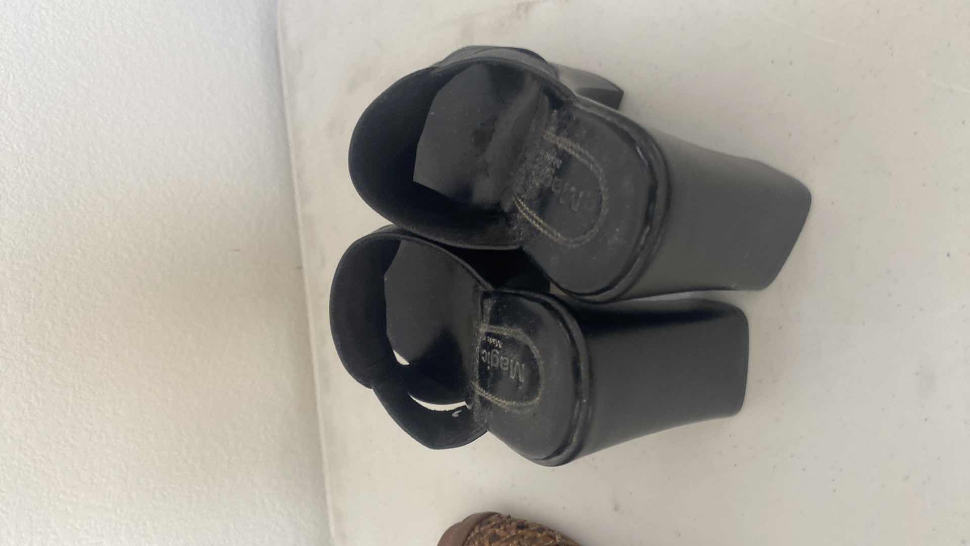 Photo 1 of 3 - WOMENS OPEN TOE SANDALS SIZE 7 1/2