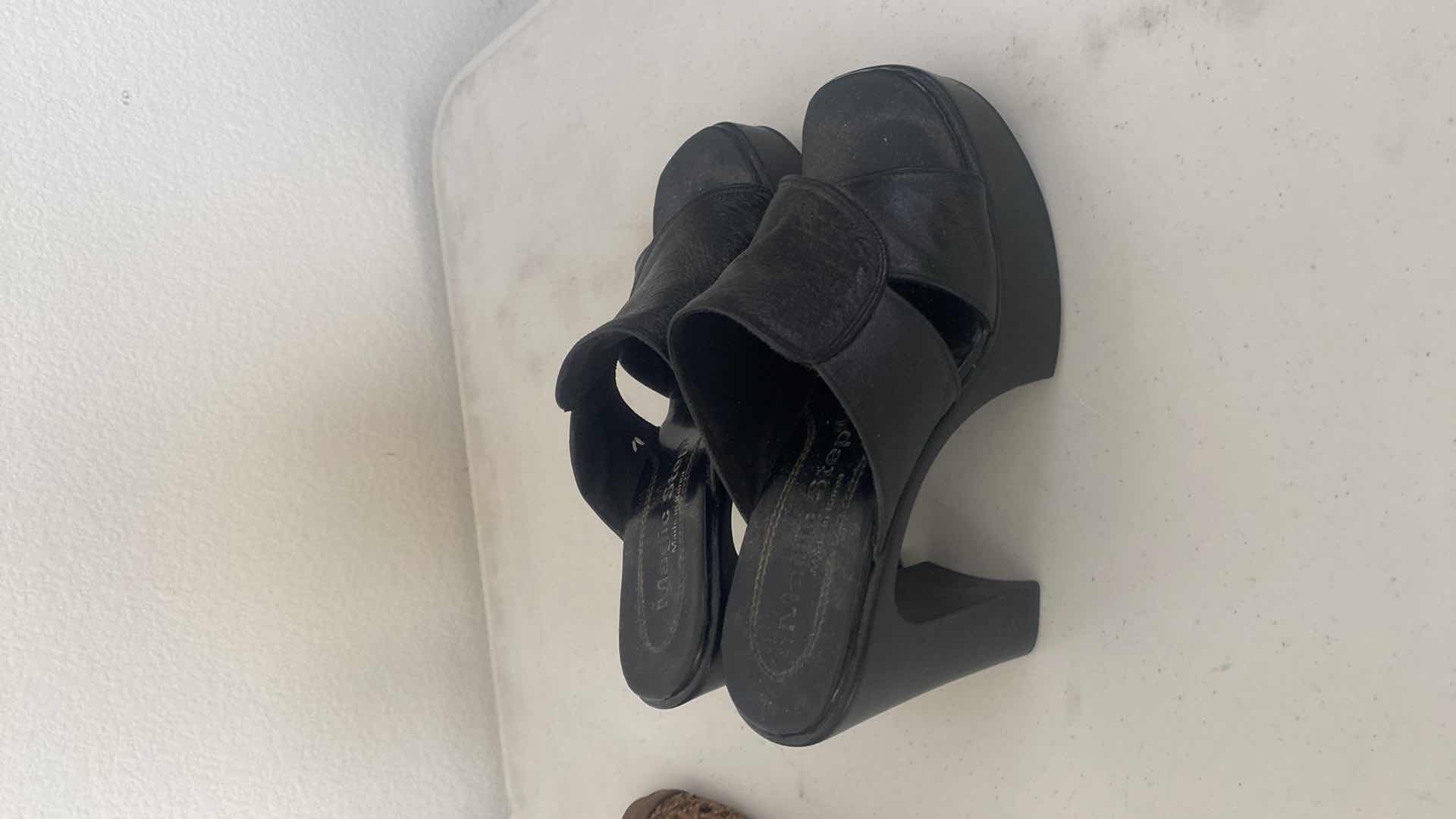 Photo 1 of 3 - WOMENS OPEN TOE SANDALS SIZE 7 1/2