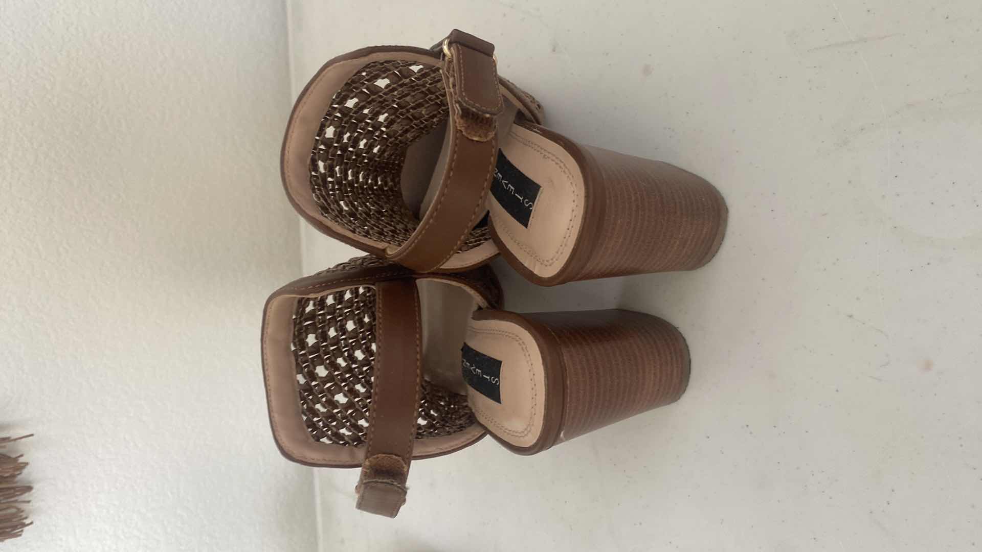 Photo 1 of 3 - WOMENS OPEN TOE SANDALS SIZE 7 1/2