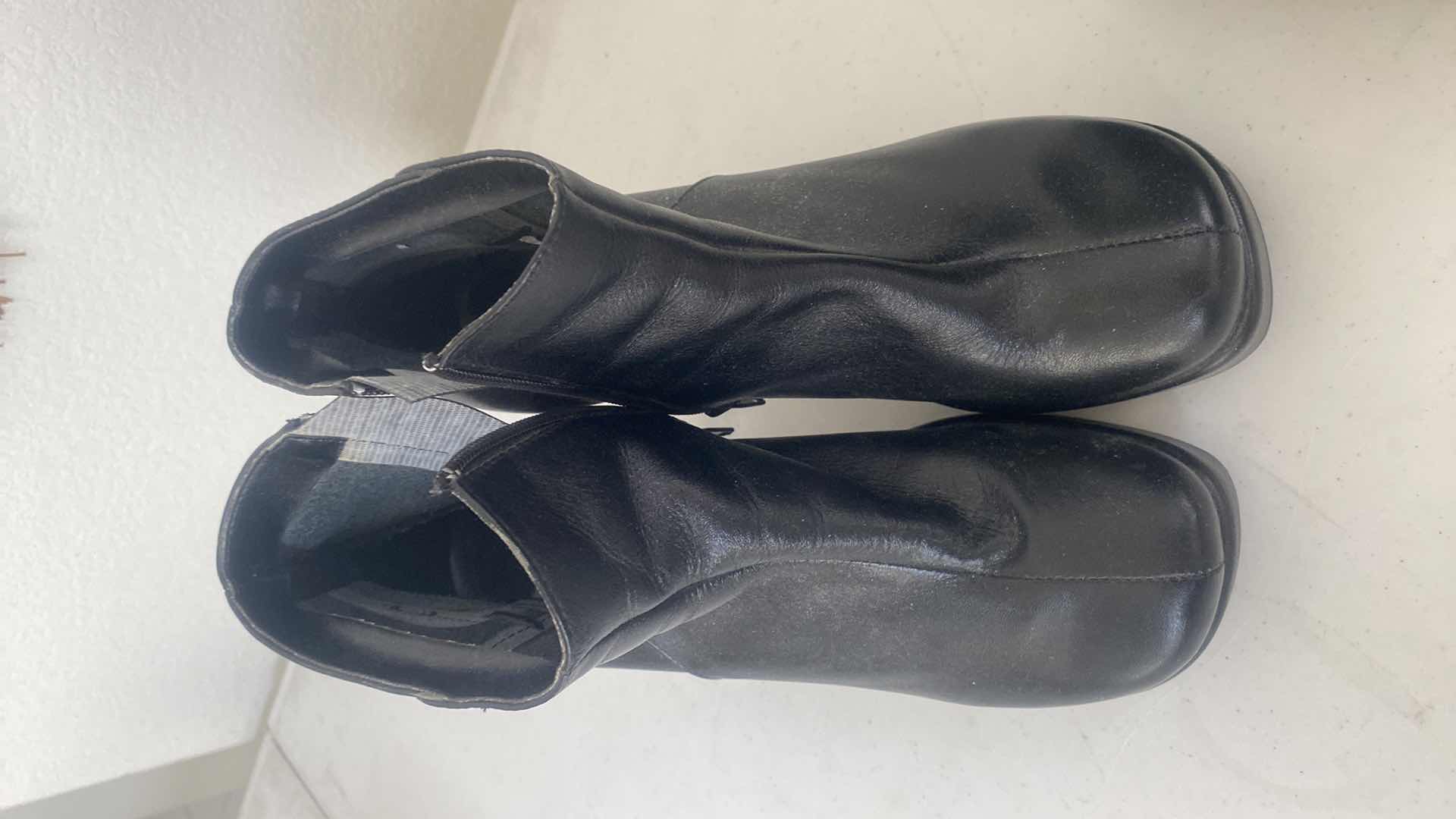 Photo 1 of 3 - WOMENS SHOES & BOOTS SIZES 7 & 7 1/2