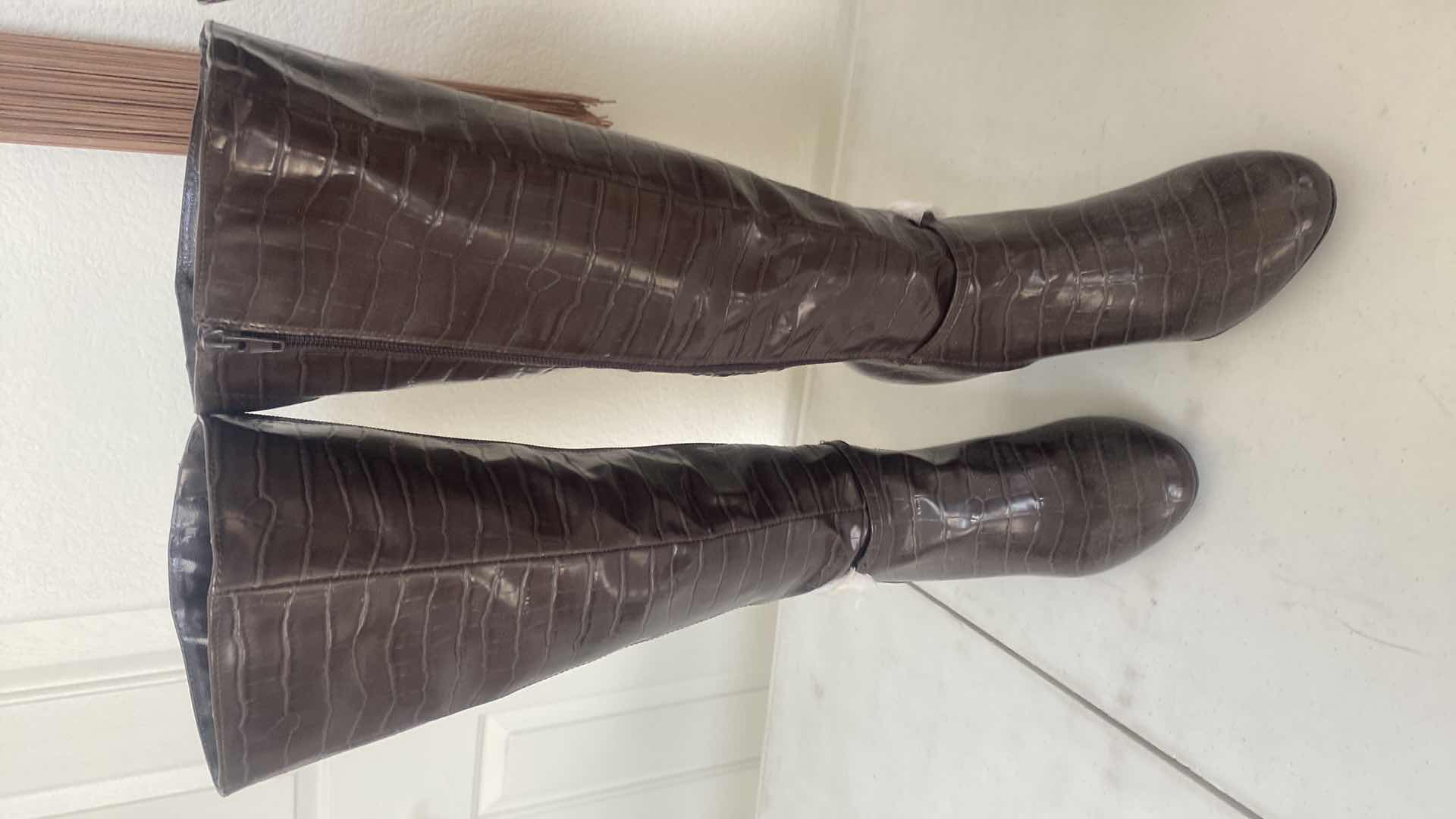 Photo 2 of 2 - WOMENS BOOTS SIZES  7 1/2