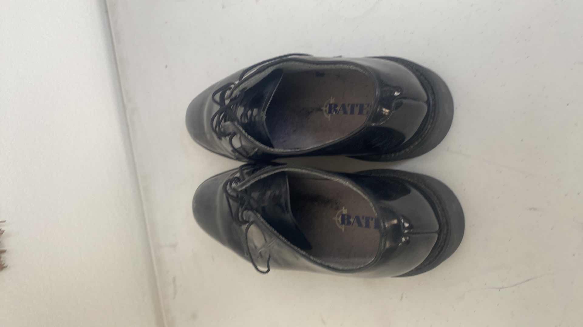 Photo 1 of MENS BATES DRESS SHOES SIZE 10D