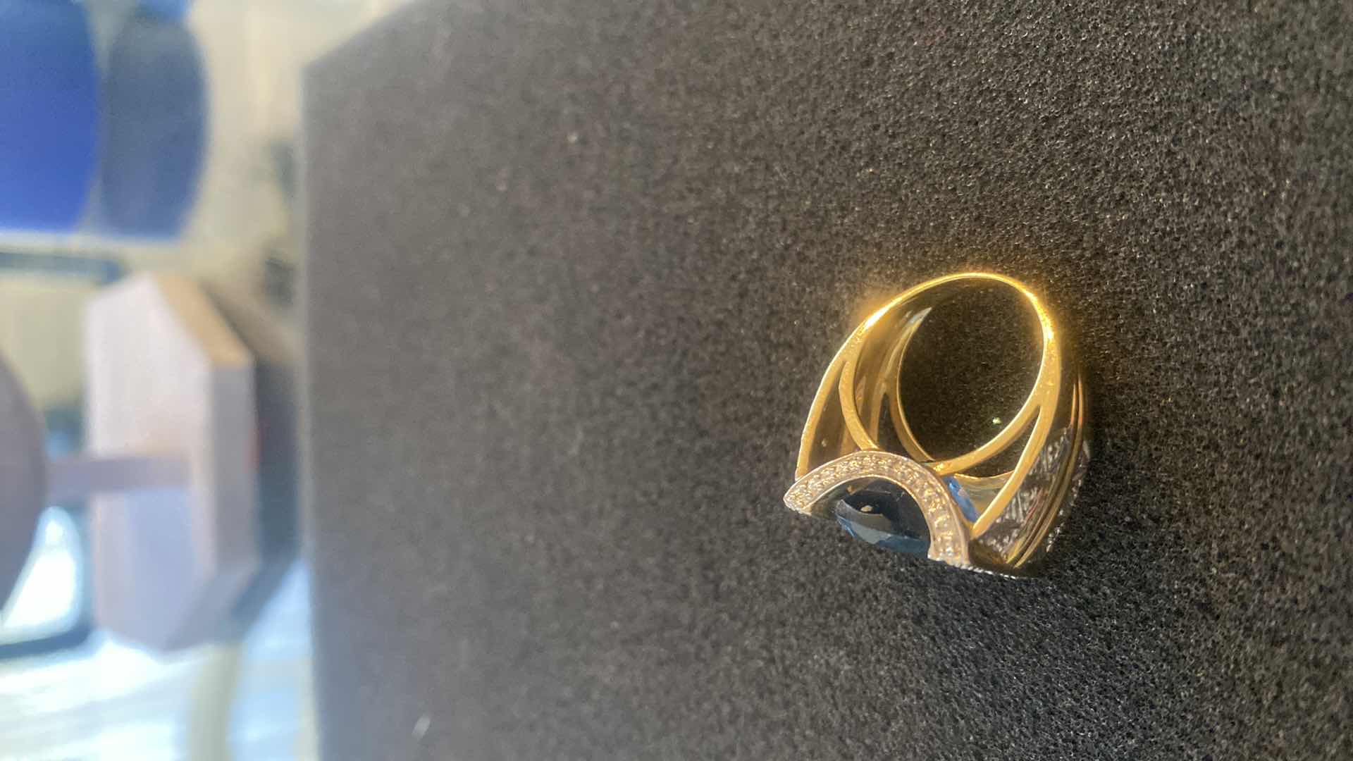 Photo 3 of 14K GOLD RING WITH BLUE TOPAZ & DIAMONDS APPROX SIZE 5 to 6 TOTAL WEIGHT 9.46g