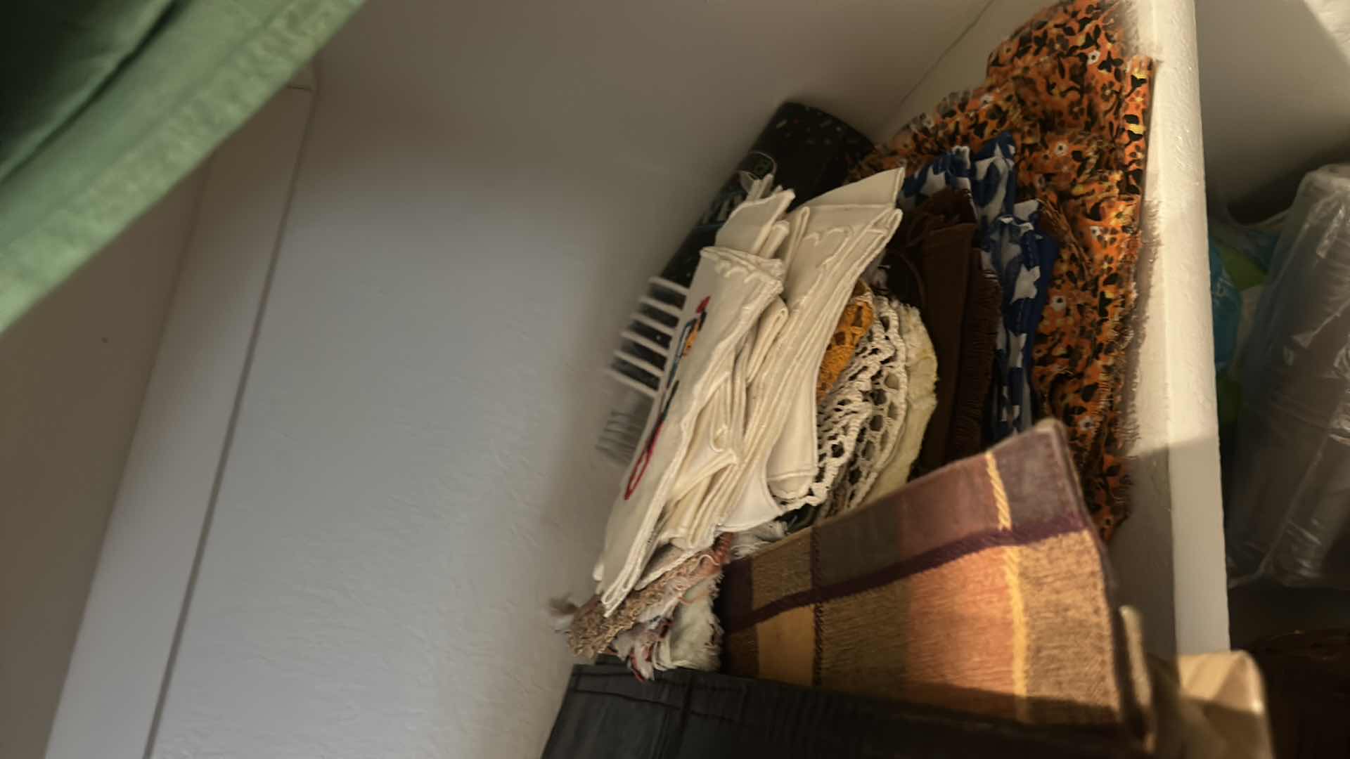 Photo 1 of 2 SHELFS OF LINEN, PLACEMATS, HAND TOWELS AND MORE