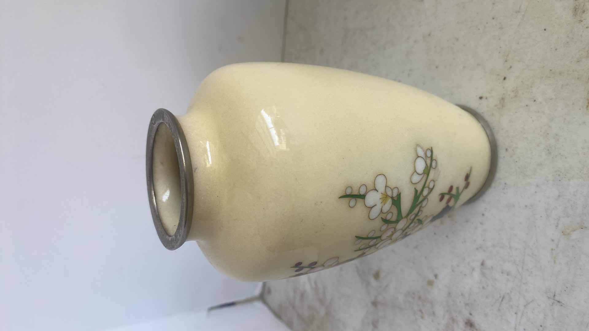 Photo 1 of 2 - PORCELAIN VASE & GINGER JAR LARGEST H6 1/2”