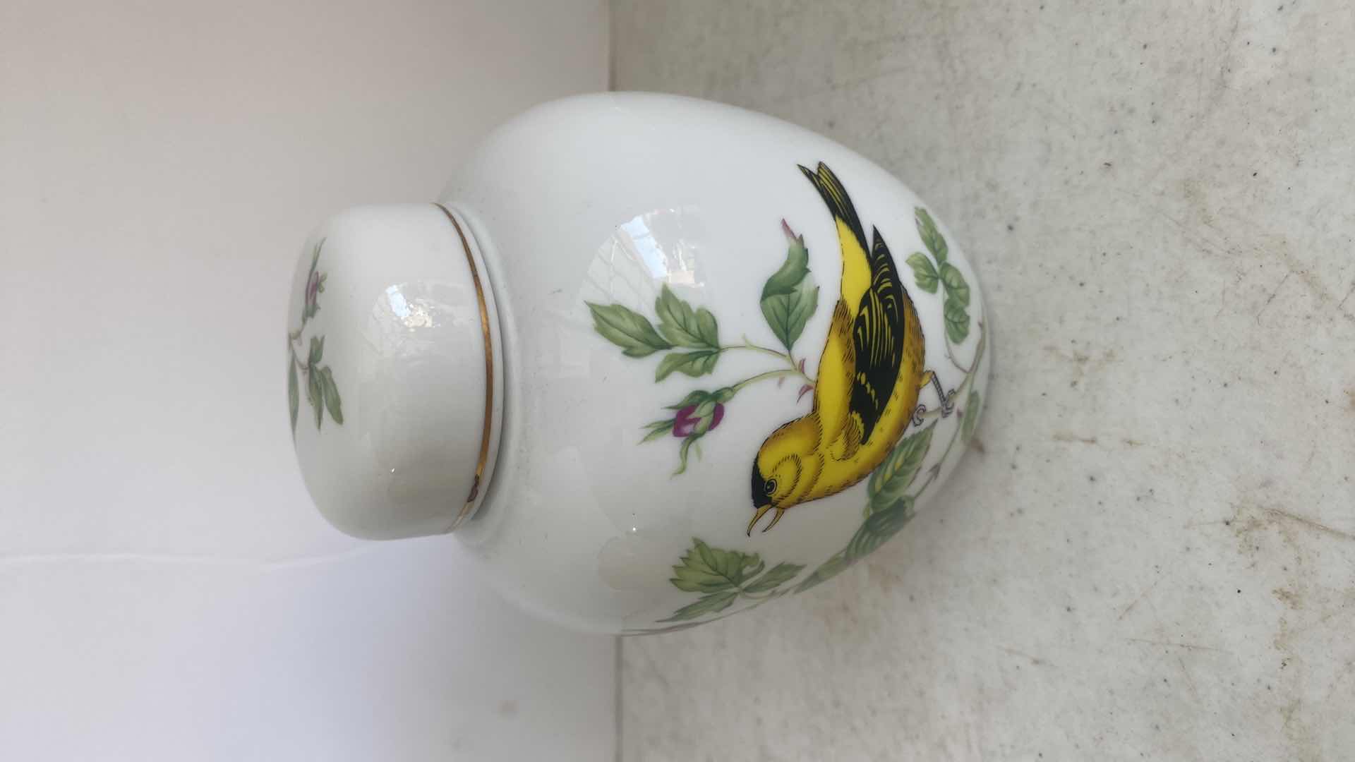 Photo 1 of 2 - PORCELAIN VASE & GINGER JAR LARGEST H6 1/2”
