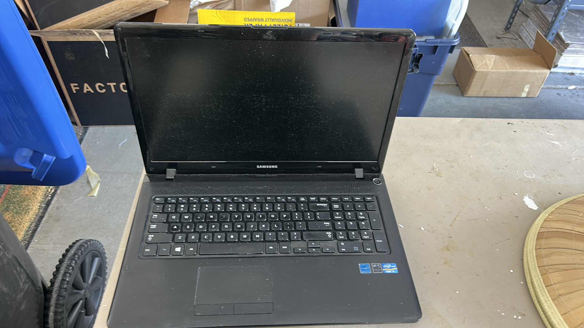 Photo 1 of ELECTRONICS - SAMSUNG LAPTOP COMMPUTER AND PHOTO DISPLAY