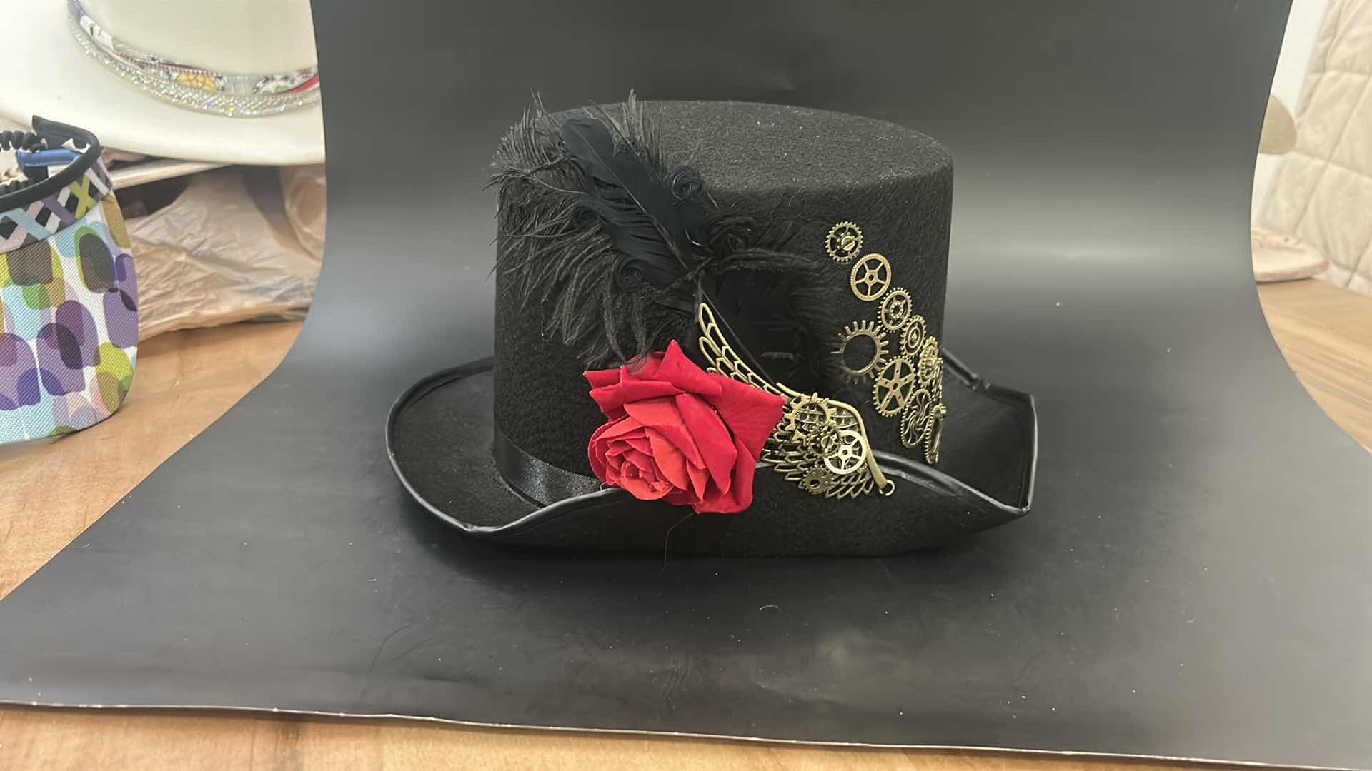 Photo 1 of NEW - 6 MENS HATS