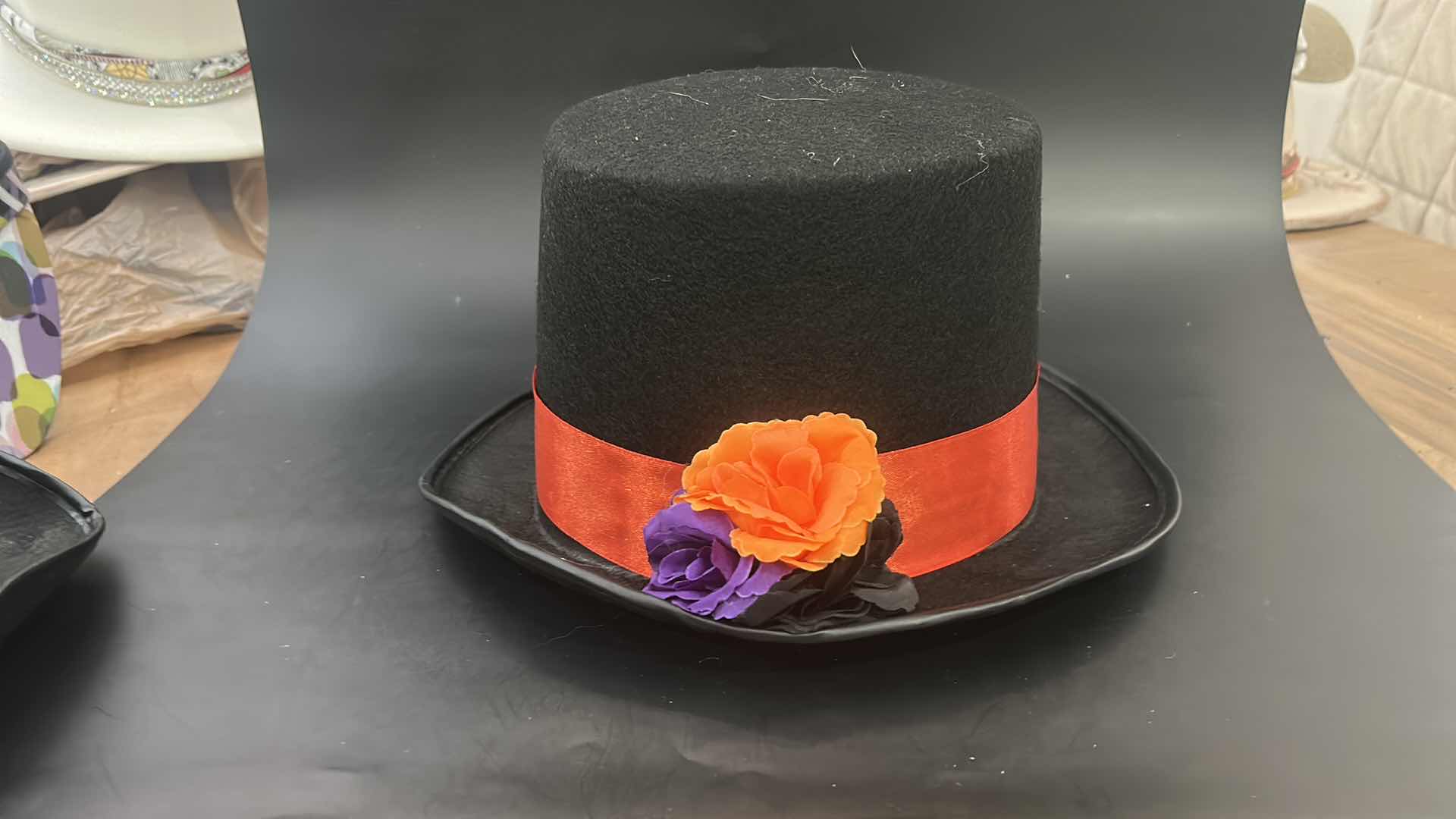 Photo 1 of NEW - 6 MENS HATS