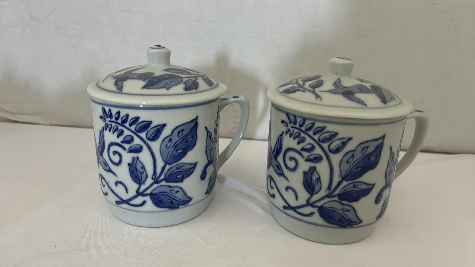 Photo 4 of 2 VINTAGE IDG ITALY BLUE AND WHITE COFFEE/TEA MUG W/LID