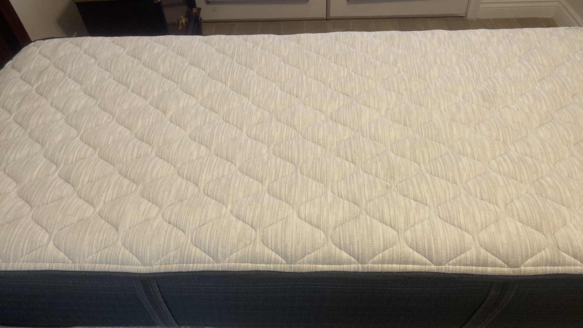 Photo 1 of BEAUTYREST PLATINUM XL TWIN MATTRESS W ADJUSTABLE BED FRAME (REMOTE IS MISSING, UNABLE TO TEST) 37” x 83”