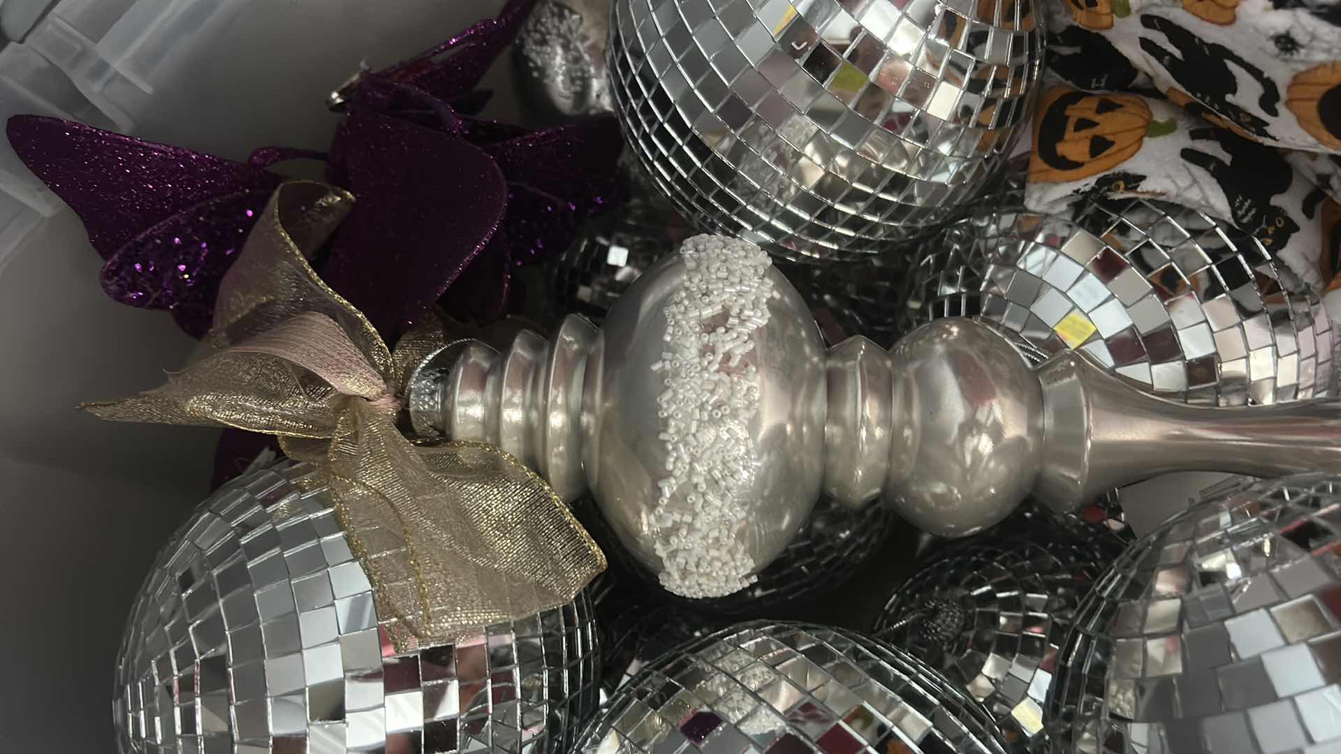 Photo 1 of TO FULL OF LARGE CHRISTMAS ORNAMENTS