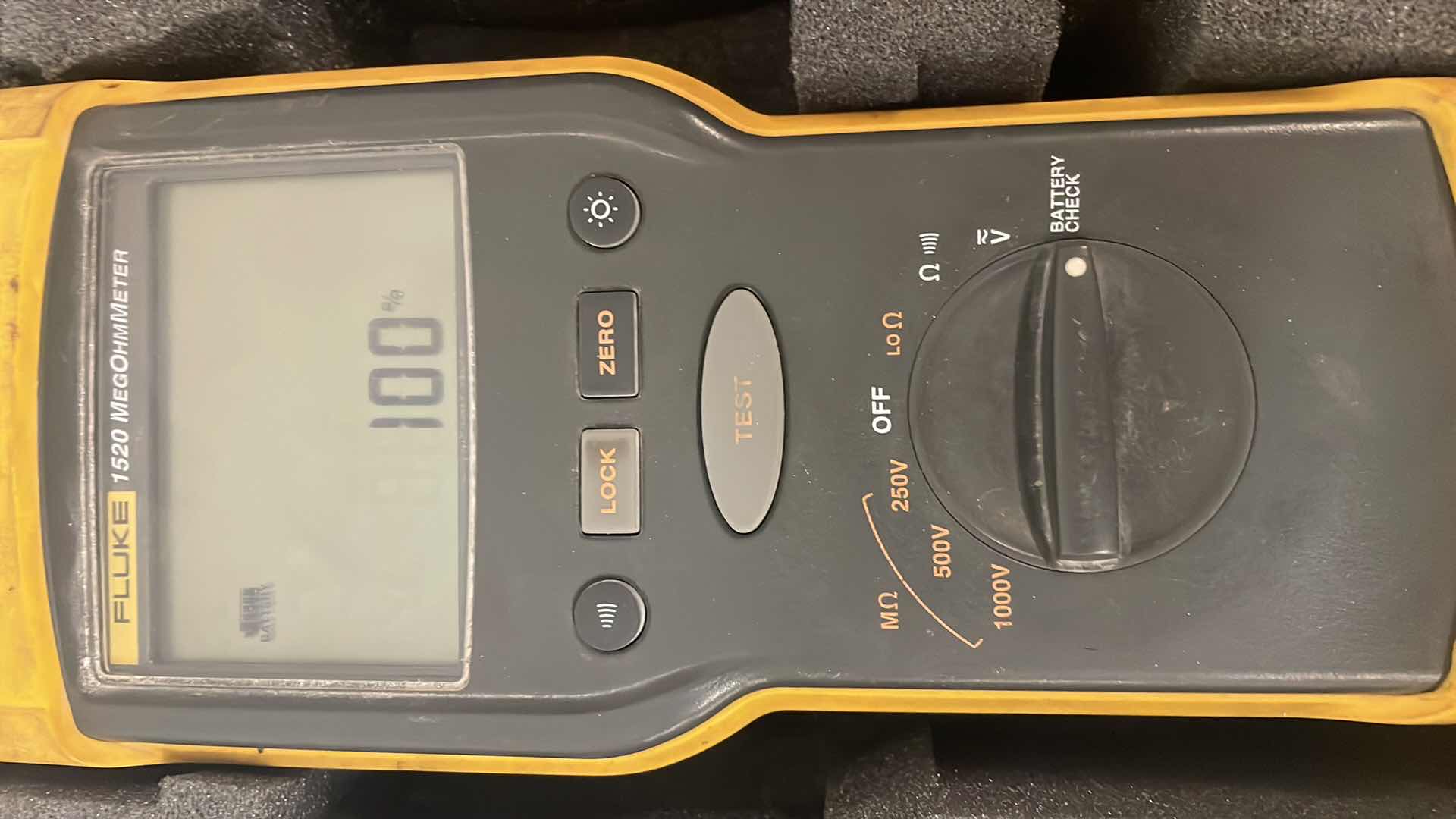 Photo 2 of FLUKE 1520 MEGOHMMETER