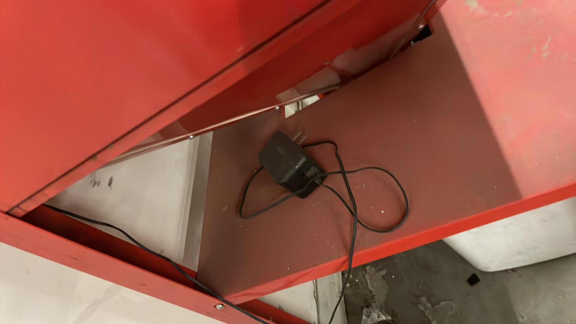 Photo 1 of CENTRAL PNEUMATIC 40LB CAPACITY FLOOR BLAST CABINET