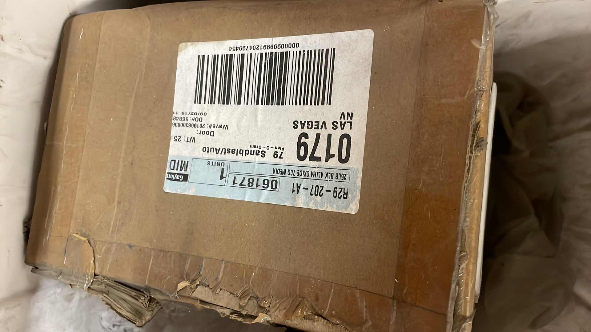 Photo 1 of CENTRAL PNEUMATIC 40LB CAPACITY FLOOR BLAST CABINET