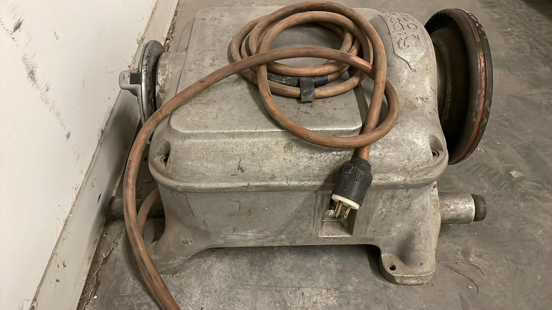 Photo 1 of RIDGID 400A ELECTRIC POWER PIPE THREADER THREADING MACHINE 120V