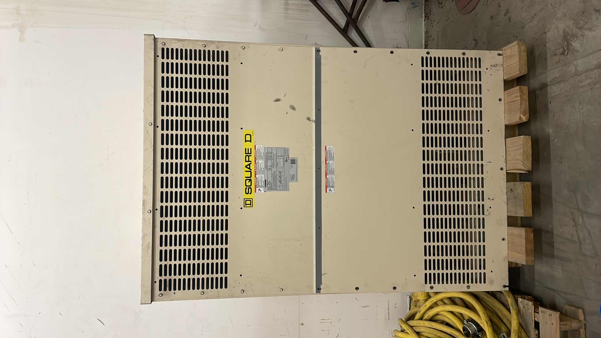 Photo 2 of SQUARE D BY SCHNEIDER ELECTRIC TRANSFORMER, DRY TYPE, DOE 2016, 225KVA, 3 PHASE, 480V DELTA PRIMARY, 208Y/120V SECONDARY, 25J, 150C RISE
EX225T3H