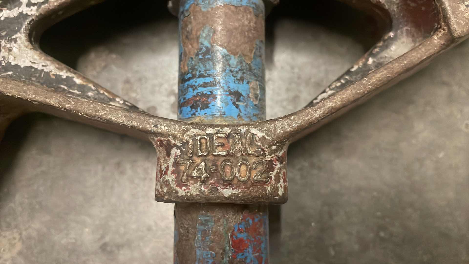 Photo 1 of DUCTILE IRON BENDER 74-002 W/HANDLE - 3/4" EMT, 1/2" RIGID & 1/2" IMC