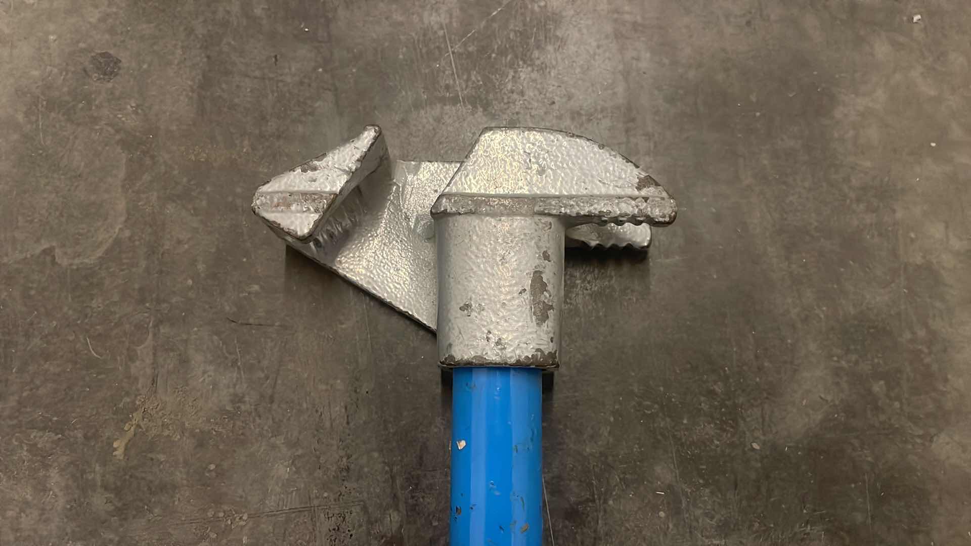 Photo 1 of IDEAL 74-019 ND 3445-2 CONDUIT BENDER HANDLE WITH IDEAL 74-011 DUCTILE IRON HICKEY FOR 3/4 INCH EMT CONDUIT