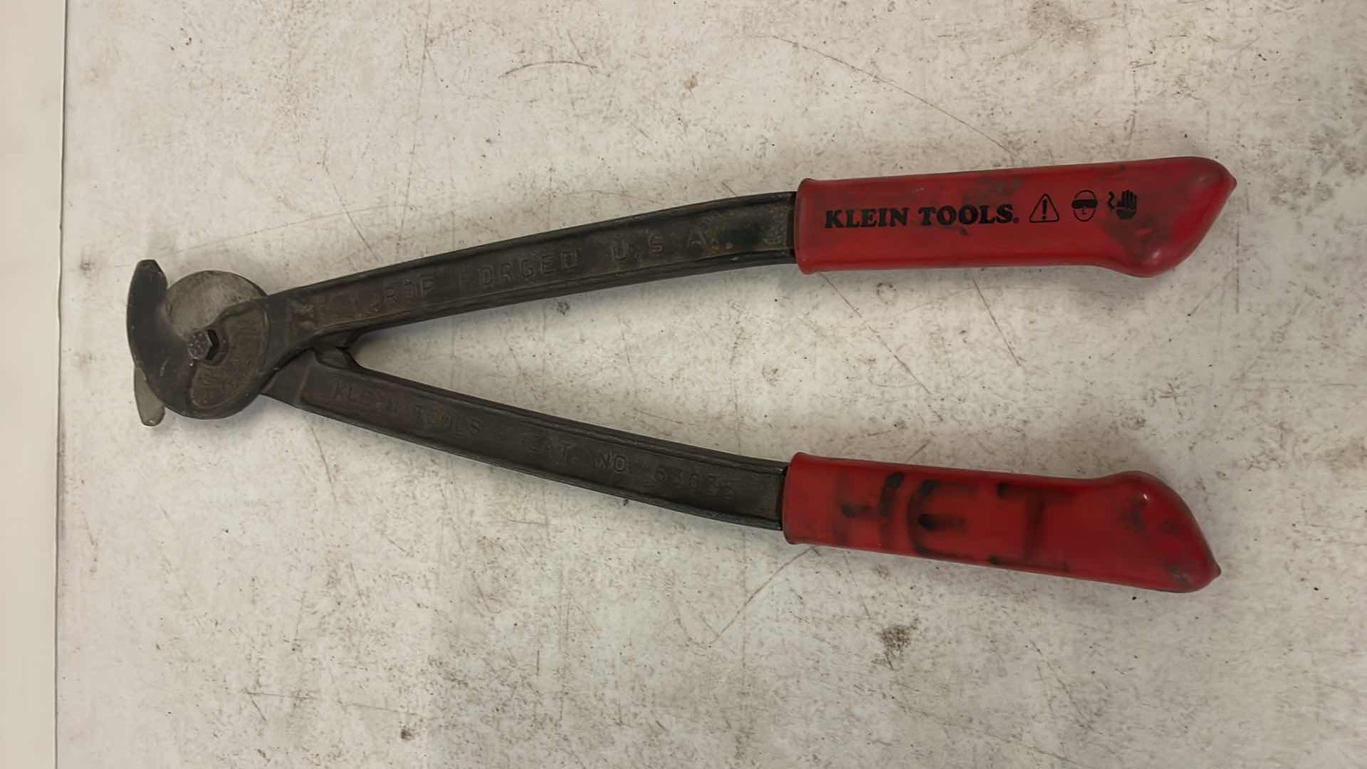 Photo 1 of KLEIN TOOLS 63035 CABLE CUTTER, UTILITY CABLE CUTTER CUTS MCM COPPER AND 350 MCM ALUMINUM CABLE, WITH SHEAR-TYPE HOOK JAWS, 16-INCH HANDLES, RED