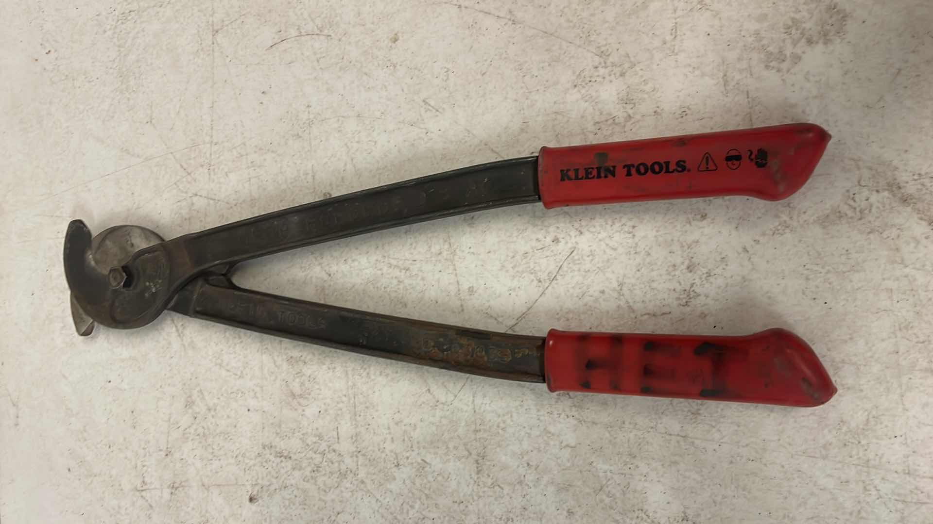 Photo 3 of KLEIN TOOLS 63035 CABLE CUTTER, UTILITY CABLE CUTTER CUTS MCM COPPER AND 350 MCM ALUMINUM CABLE, WITH SHEAR-TYPE HOOK JAWS, 16-INCH HANDLES, RED