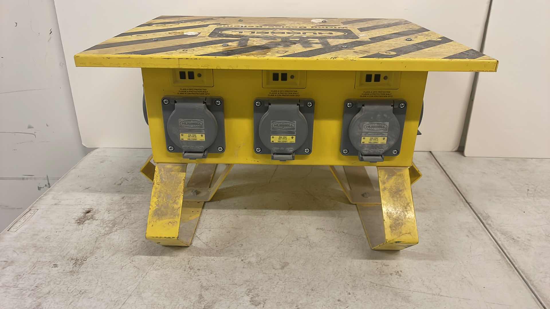 Photo 6 of HUBBELL WIRING DEVICE-KELLEMS POWER DISTRIBUTION BOX: SINGLE PHASE, 50 AMP 120/240V AC, 8 OUTLETS SPIDER BOX SBSB1A