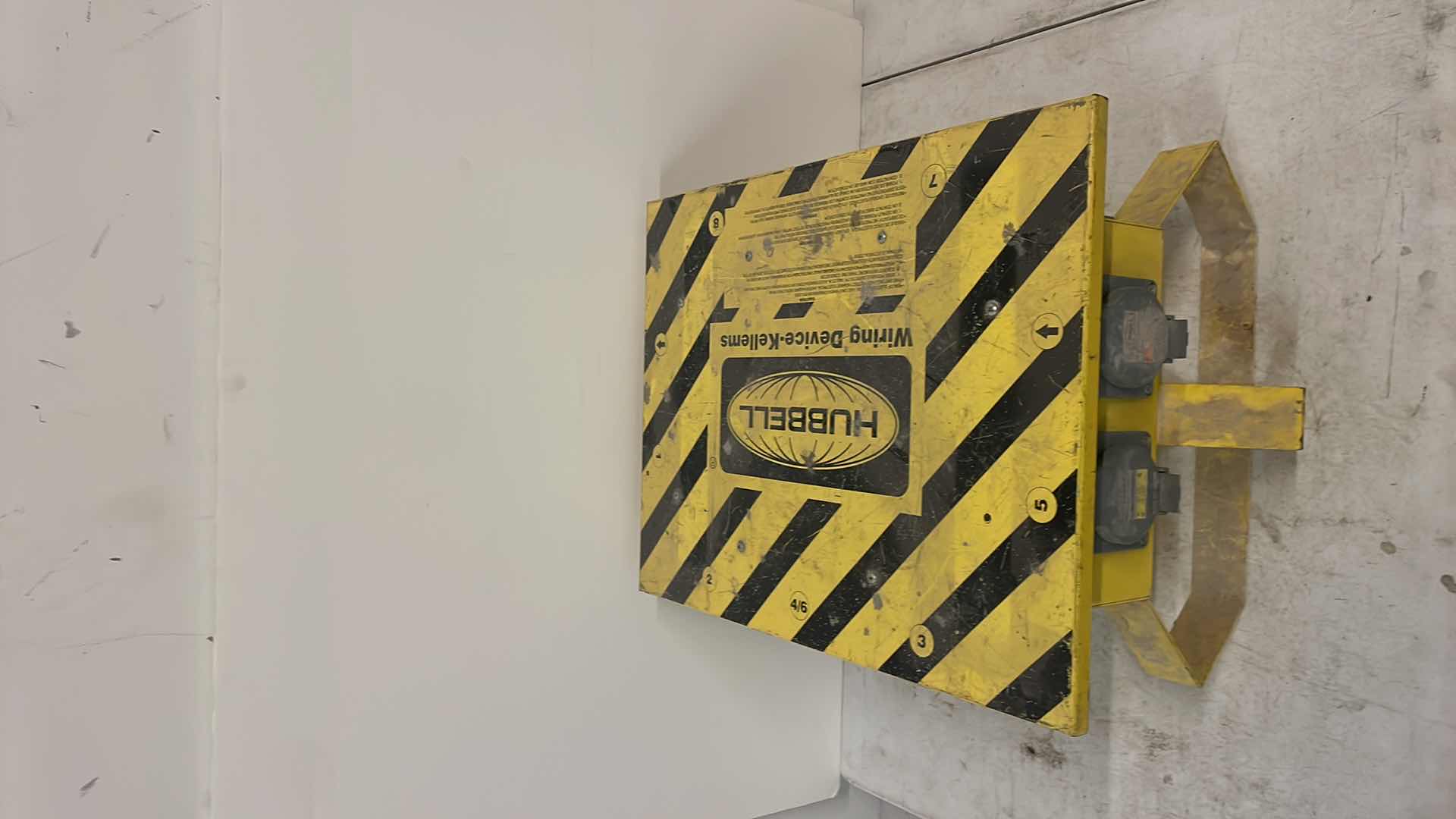 Photo 1 of HUBBELL POWER DISTRIBUTION BOX SPIDER, WIRING DEVICE SBSB2, 50 AMP, 120/240 VAC 8 OUTLETS SPIDER BOX