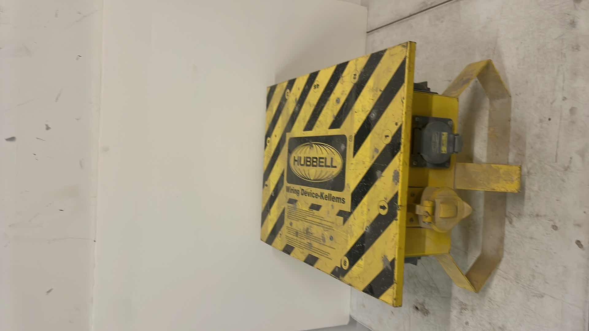 Photo 1 of HUBBELL POWER DISTRIBUTION BOX SPIDER, WIRING DEVICE SBSB2, 50 AMP, 120/240 VAC 8 OUTLETS SPIDER BOX