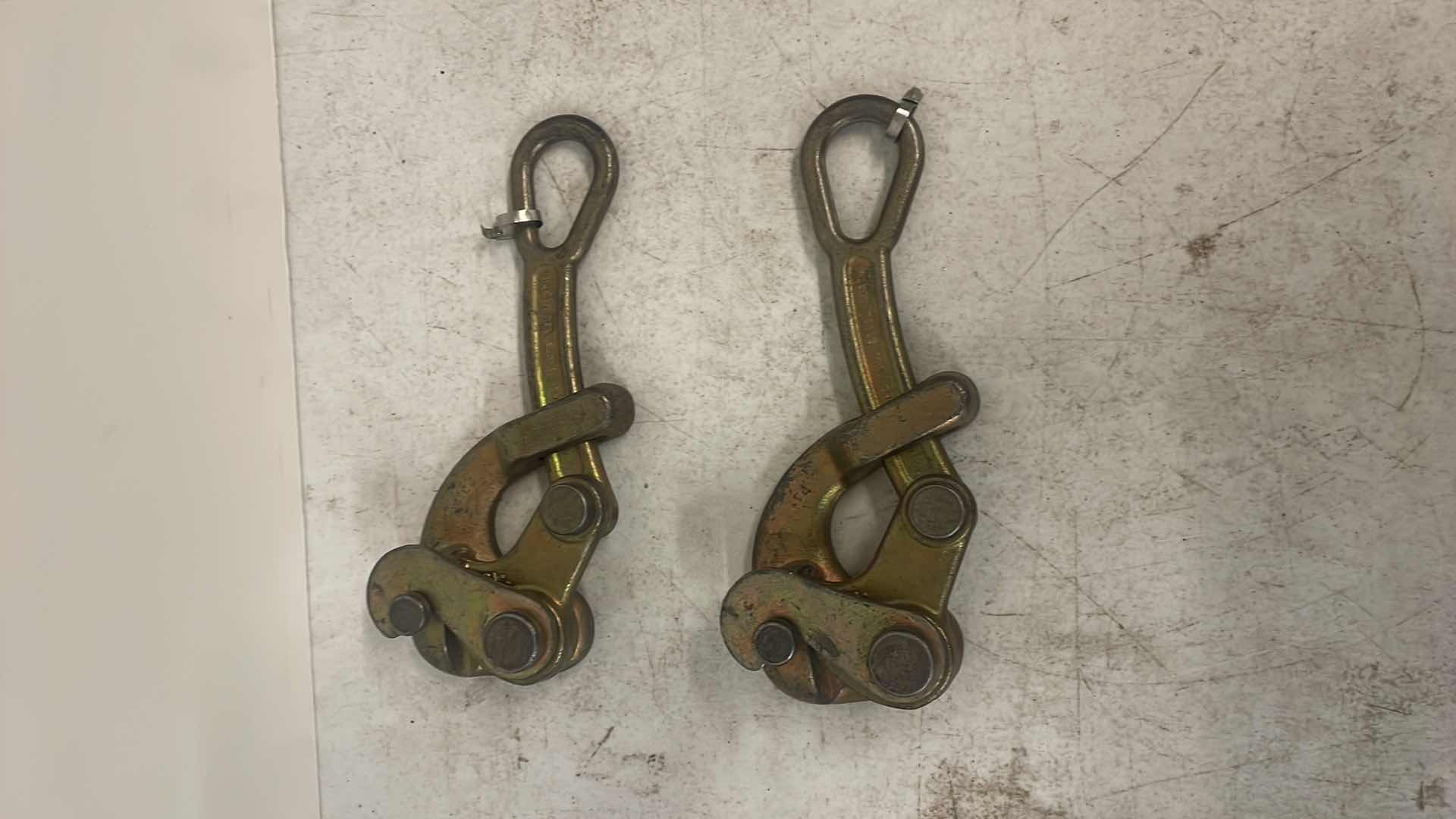 Photo 1 of KLEIN 1604-20L HAVENS GRIP WITH SWING LATCH (2)