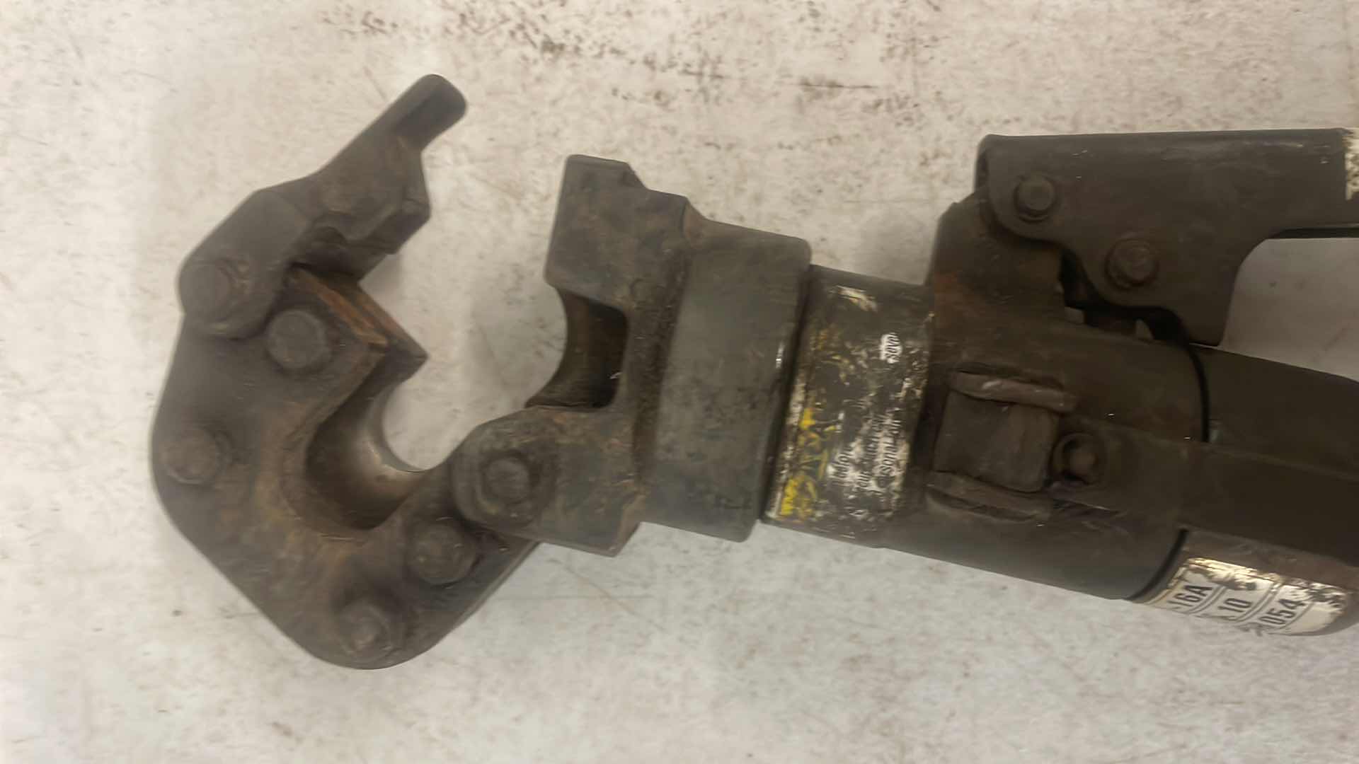 Photo 4 of HUSKIE- S-SERIES HANDHELD HYDRAULIC CUTTER (69-S-16)