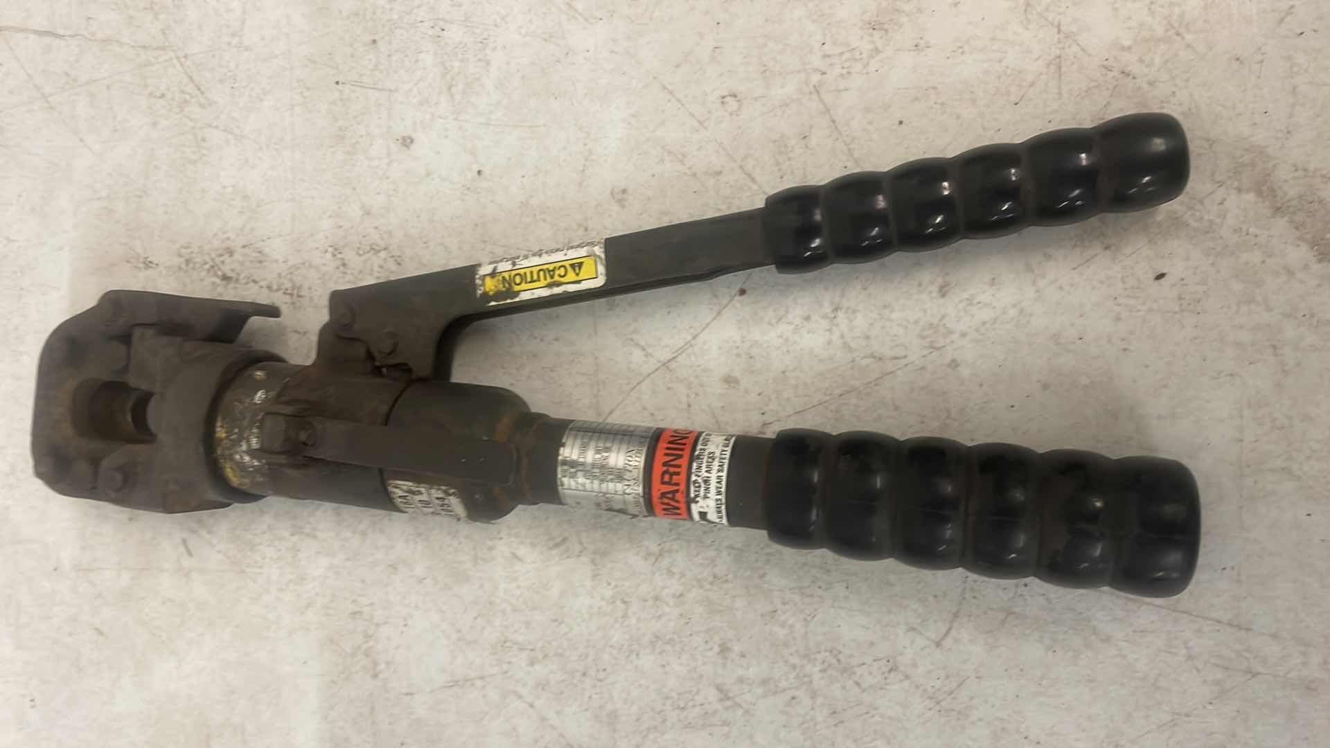 Photo 2 of HUSKIE- S-SERIES HANDHELD HYDRAULIC CUTTER (69-S-16)