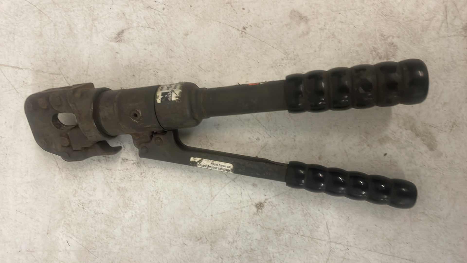 Photo 3 of HUSKIE- S-SERIES HANDHELD HYDRAULIC CUTTER (69-S-16)